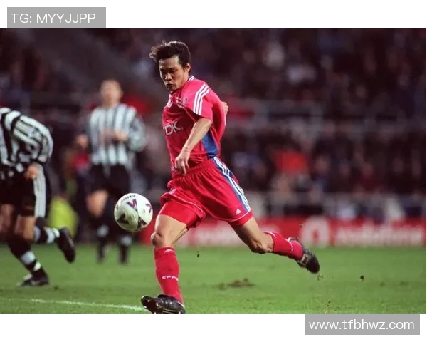 足球明星在绿茵场上的惊艳跳跃瞬间展现力量与技巧的完美结合 足球明星在绿茵场上的惊艳跳跃瞬间展现力量与技巧的完美结合